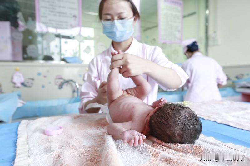 新生儿出生被医生打哭，其实是为了让宝宝开始自主呼吸。胎儿在妈妈肚子里时，是通过脐