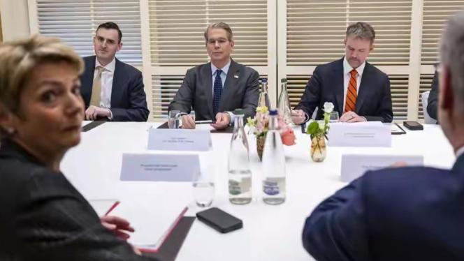 当地时间3月15日至16日，中美经贸团队在巴黎举行一天半闭门磋商。

美方带着涉