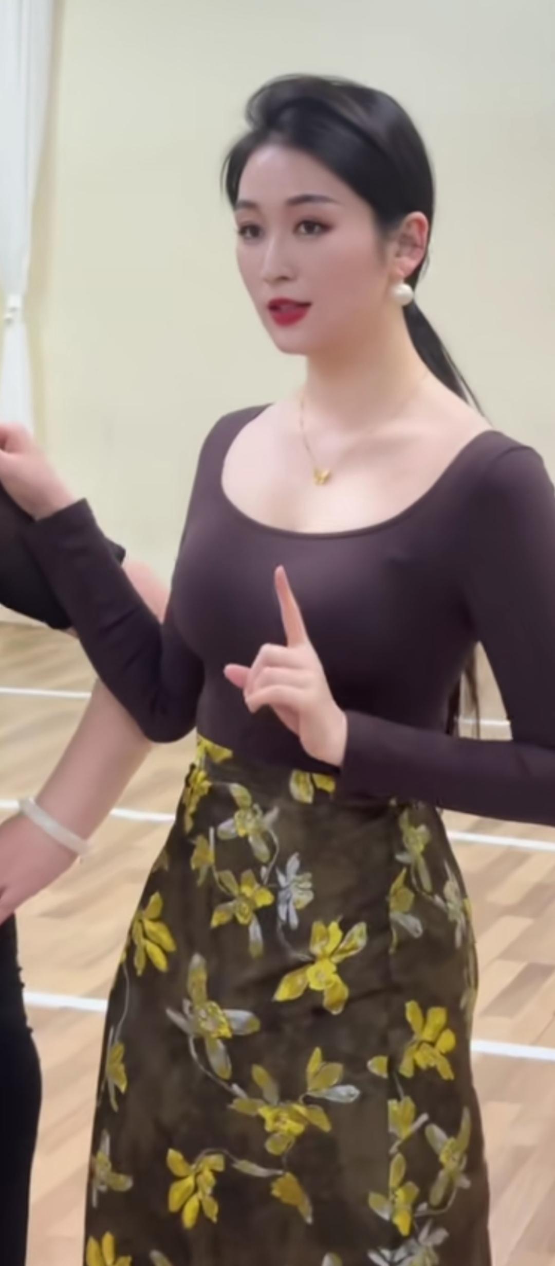 优雅舞姿，花裙飘逸，舞动青春！