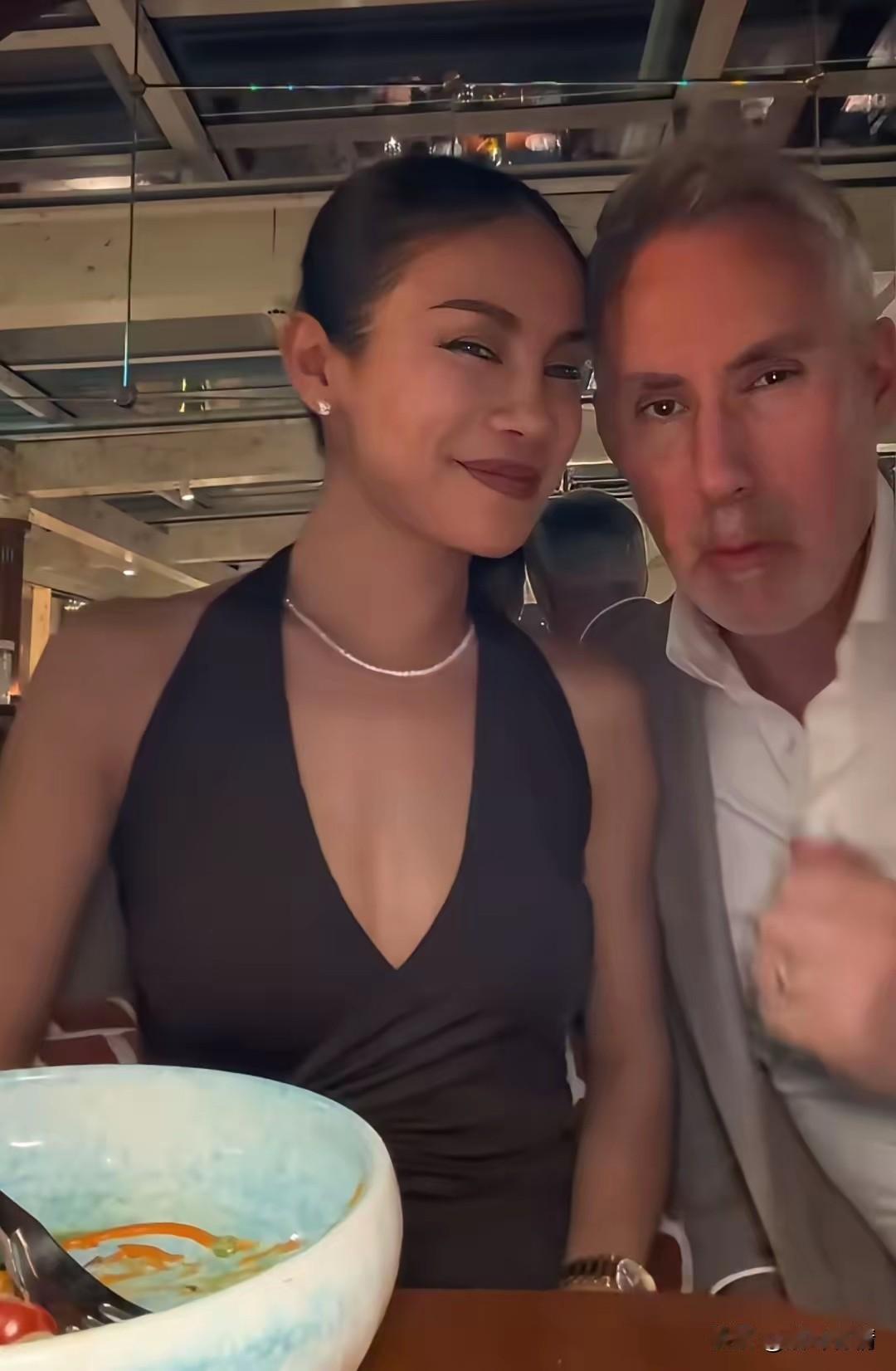 女子炫耀自己的意大利老公，
非常的浪漫又贴心，
平时很少和他发生矛盾，
他说什么