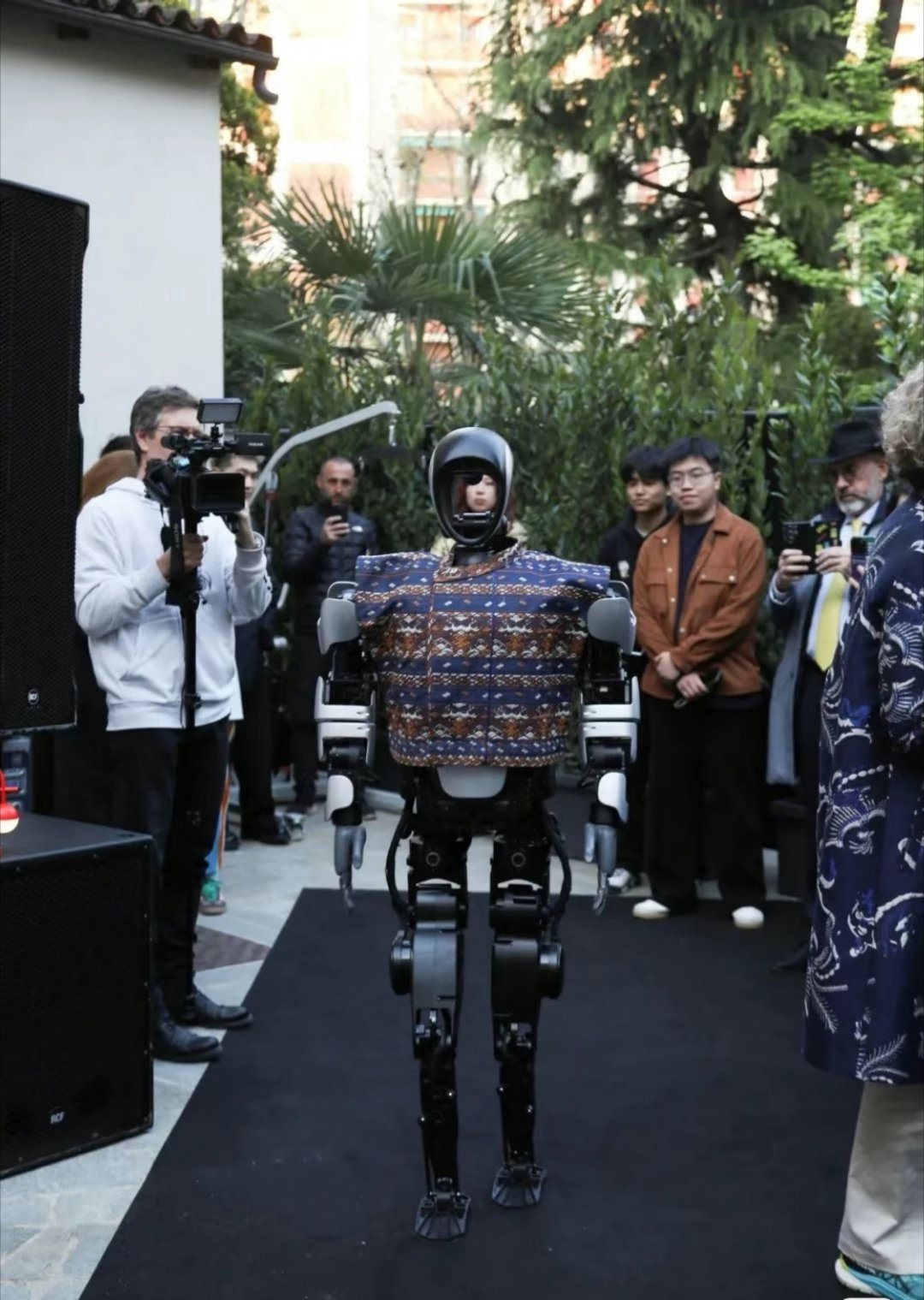 时尚赛道也是被机器人闯进来了太香了！以前设计、打样慢还费料，现在AI能快速生成方