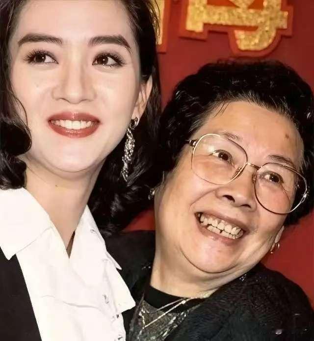 说句不好听的，
梅艳芳这个妈，终于走了。
103岁，活够了。可三个孩子，全在40