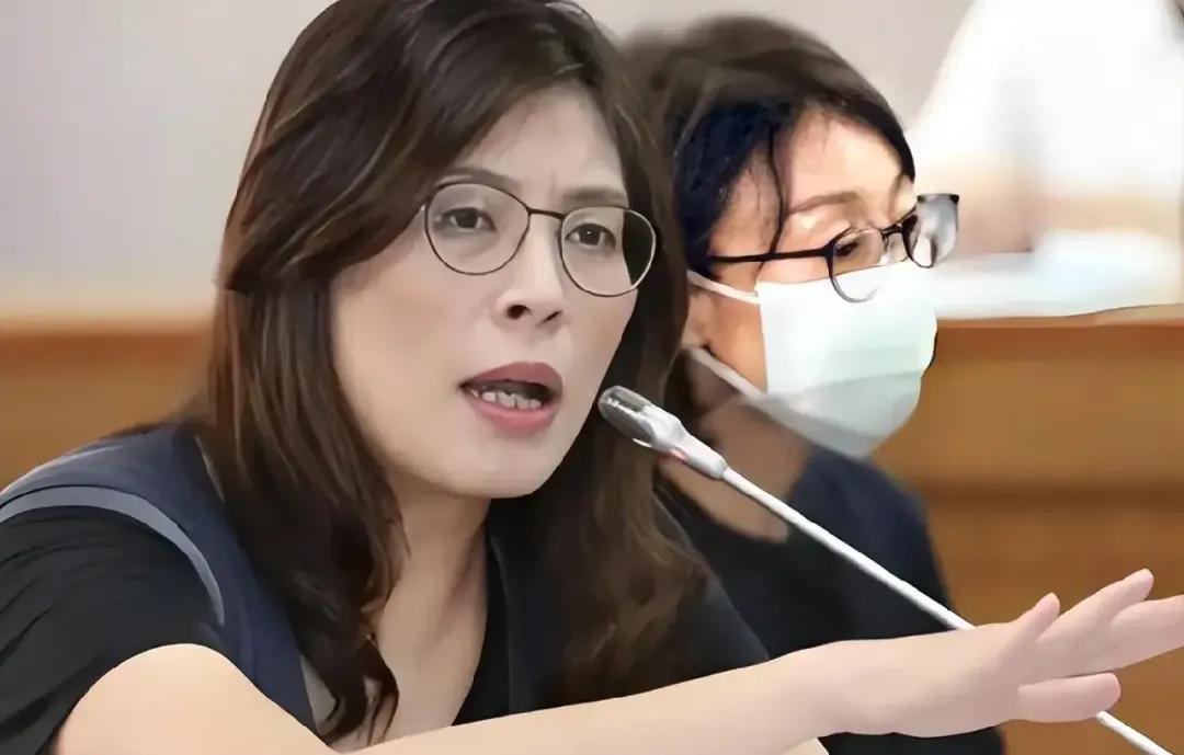 郑丽文一上任就火力全开。
不仅要尊重2300万台湾人。
国民党也不放弃武力保台。