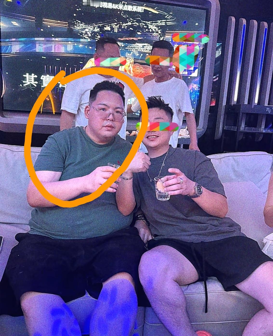 向太二公子向佑的近照曝光，他和三位好友在ktv唱歌喝酒，看起来玩得很嗨。

向佑