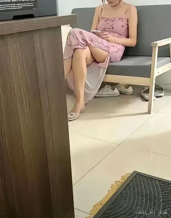 女士的坐姿很优雅，是哪条倒霉的裙子不优雅！