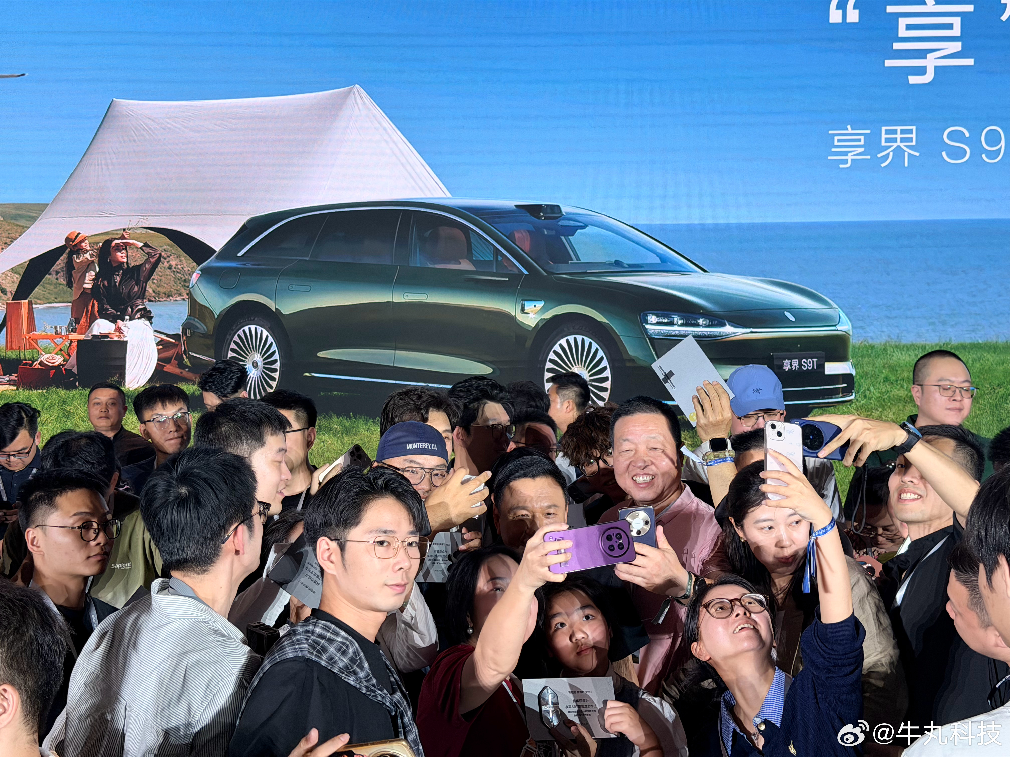 咱也是好起来了，北汽张总亲自交付发标，而且还跟他亲密合影了哦！人生高光时刻+1！