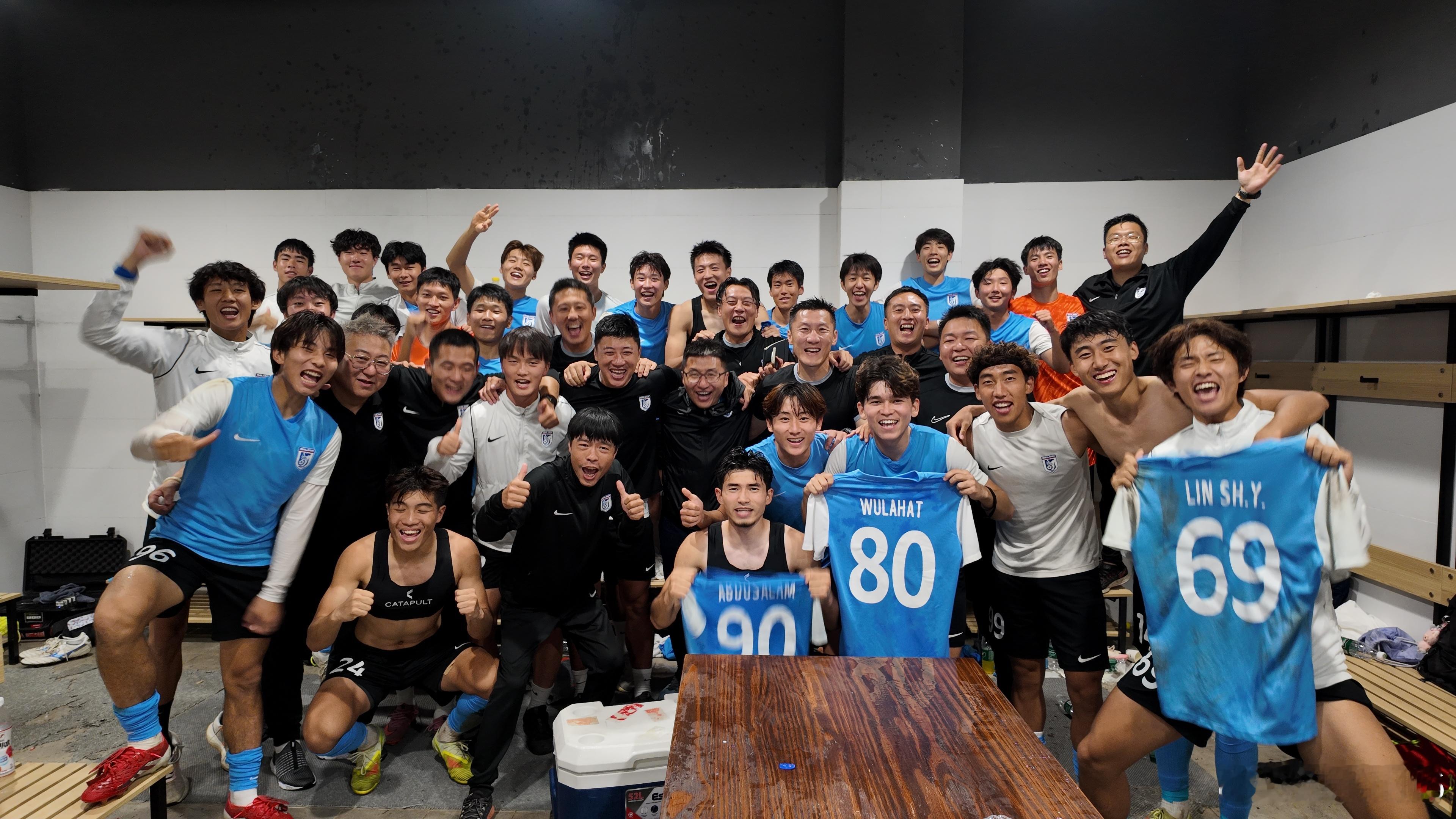 兄弟们，这回可以高调的宣布我是全国U21联赛冠军球队大连英博u21青年队的教练组