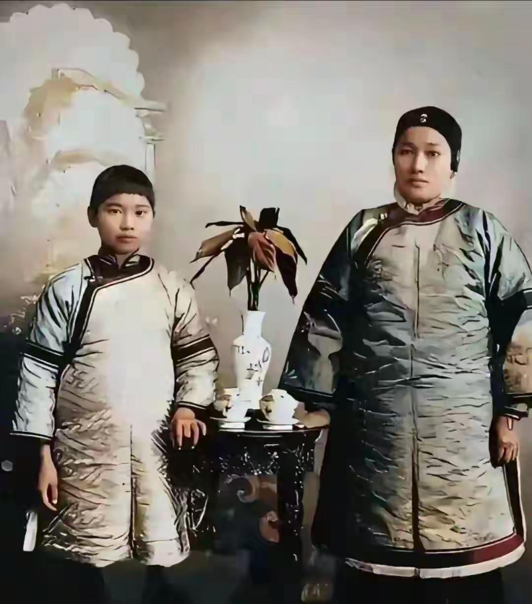 王铎：和母亲照张像

这是宋庆龄小的时候，她和母亲照得一张像。看看她的神态，多么