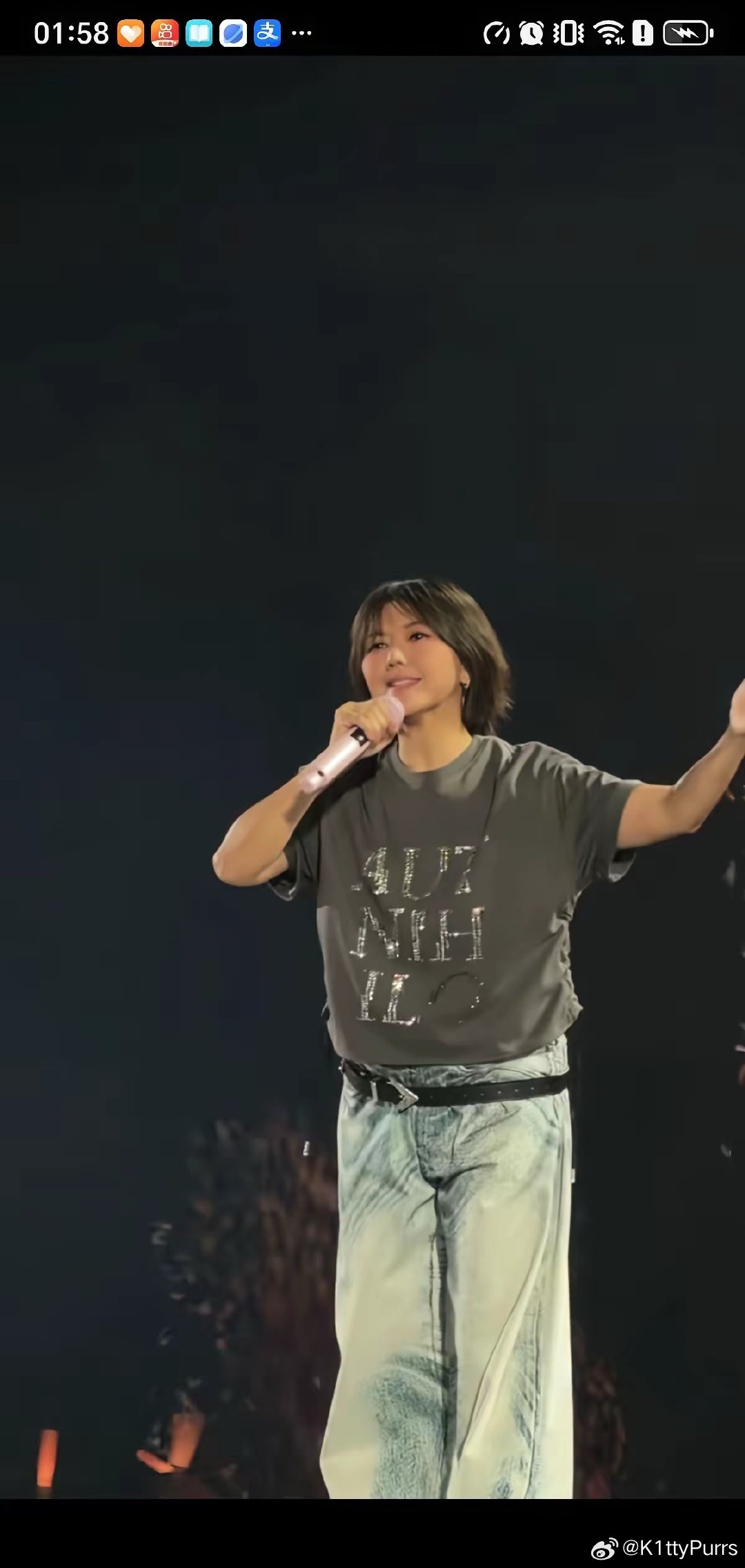 孙燕姿演唱会，竟然绑了两条腰带，一条在腰上，另一条绑在胯部以下、臀部中间的位置，
