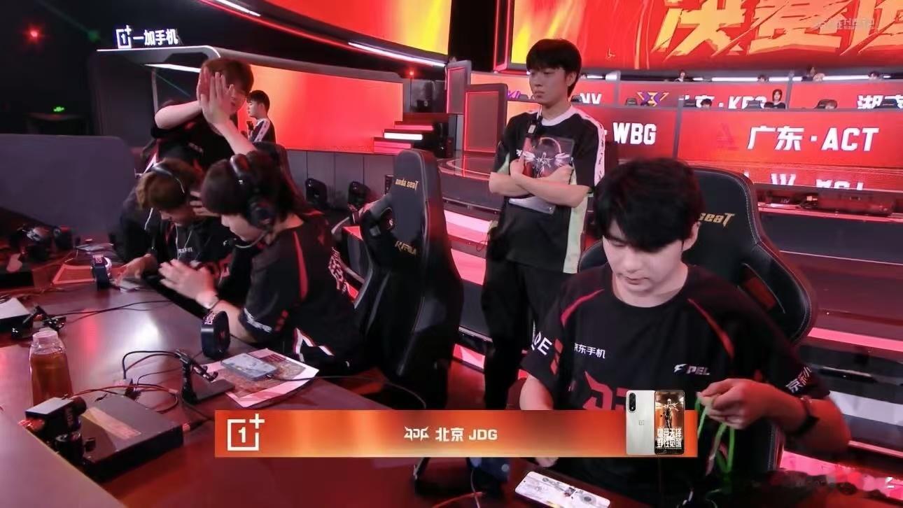 JDG沙漠满编吃鸡 老东昨晚触底反弹吃鸡，今晚好好发挥吧。JDG和平精英[超话]