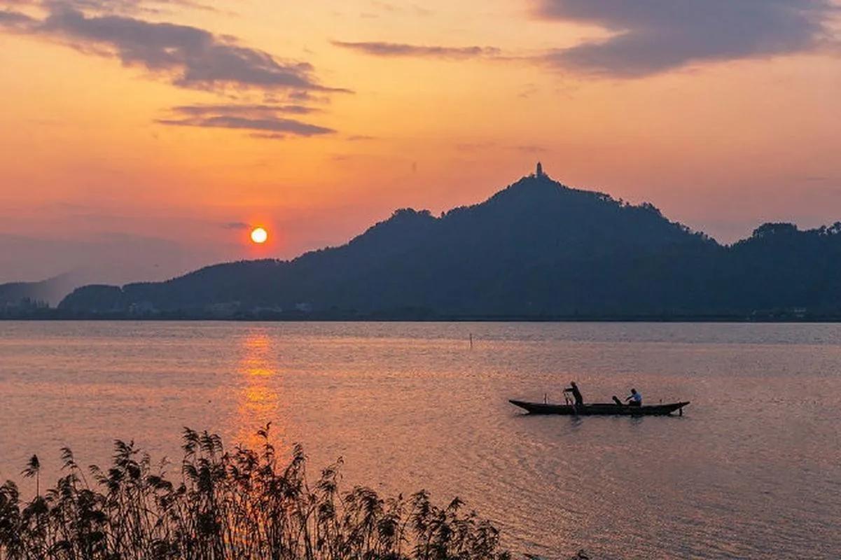 夕阳红半水
晚风波一湖
小舟浪里行
渔歌信天游