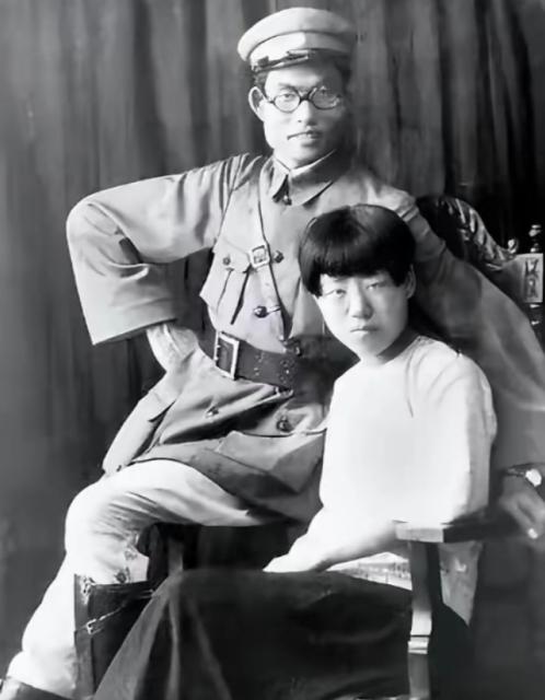1940年延安，一个女人主动跟丈夫离了婚。那一年她36岁，已经生了6个孩子。15