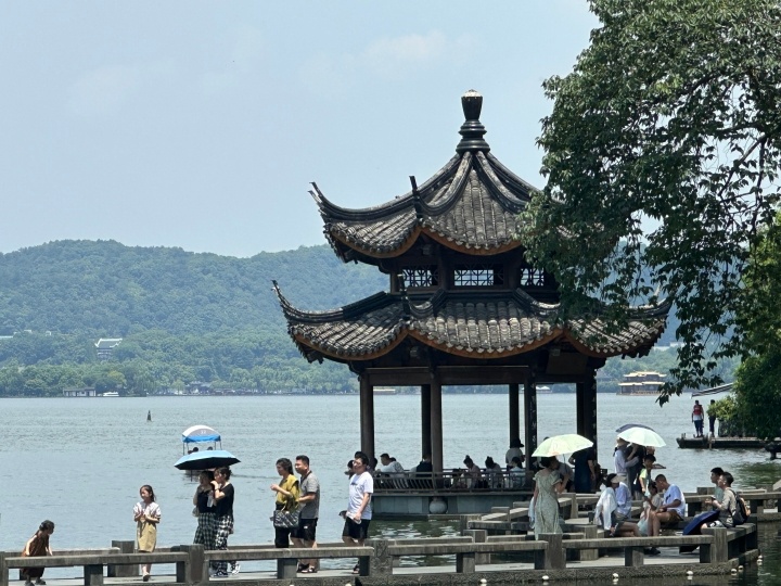 【杭州西湖边夕影亭沉降倾斜？目前安全，正编制纠偏加固方案】“西湖边的亭子沉降了？