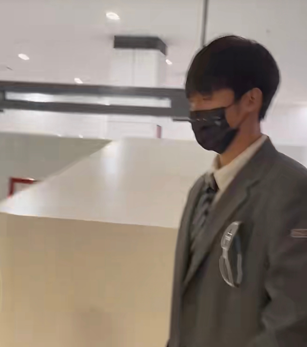 于适少见的顺毛造型，阔版西装配牛仔裤完全青春男大来的吧！ ​​​