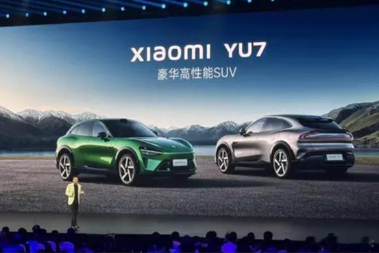 小米YU7熔岩橙实车、内饰首曝，这次颜色没抄法拉利日前，知嘹汽车从相关渠道获取到