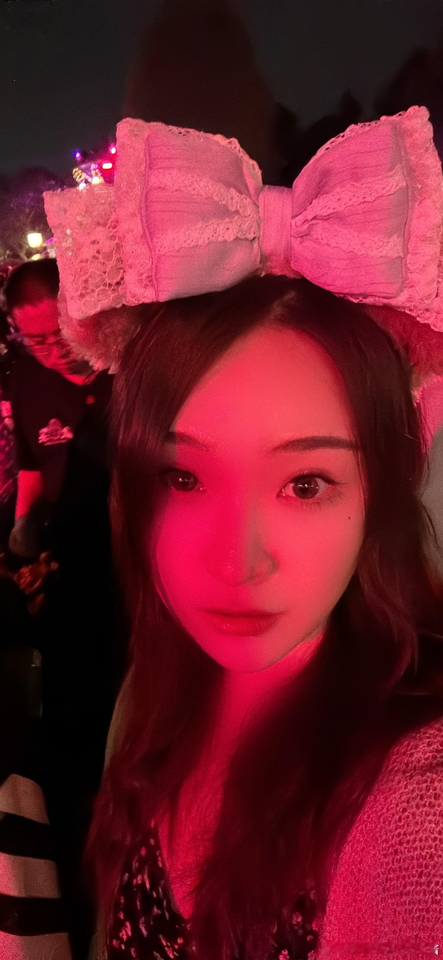 余老师不会拍照！合照全都不好看！无语捏还是俺美美自拍一下算咯[老师爱你] ​​​