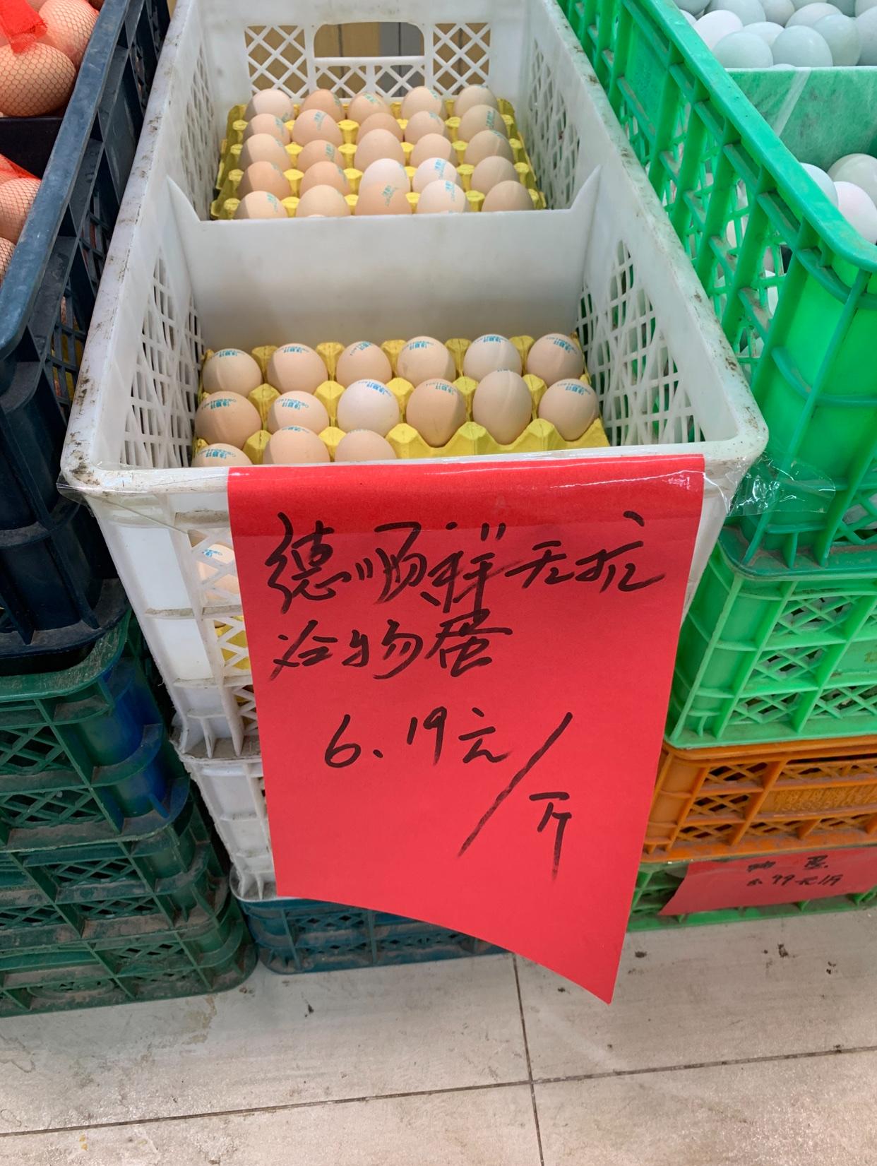 今天下着雨去了趟超市，家里不但没菜，也没有鸡蛋了。因为最近鸡蛋一直涨价，想着再等