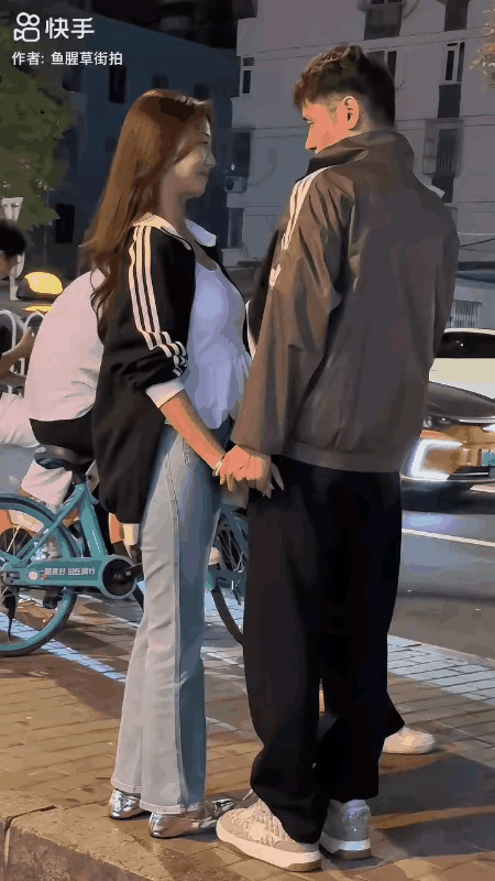 晚上街景。
一对刚确定关系的小情侣，牵手站在夜幕下的街头，在男孩凝视下，女孩情不