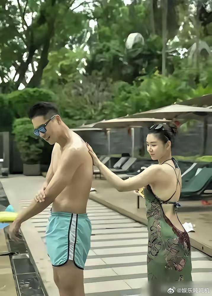 李小萌这身材杠杠滴！40岁的李小萌一点儿不藏着掖着，普吉岛度假日常照，恩爱的夫妻
