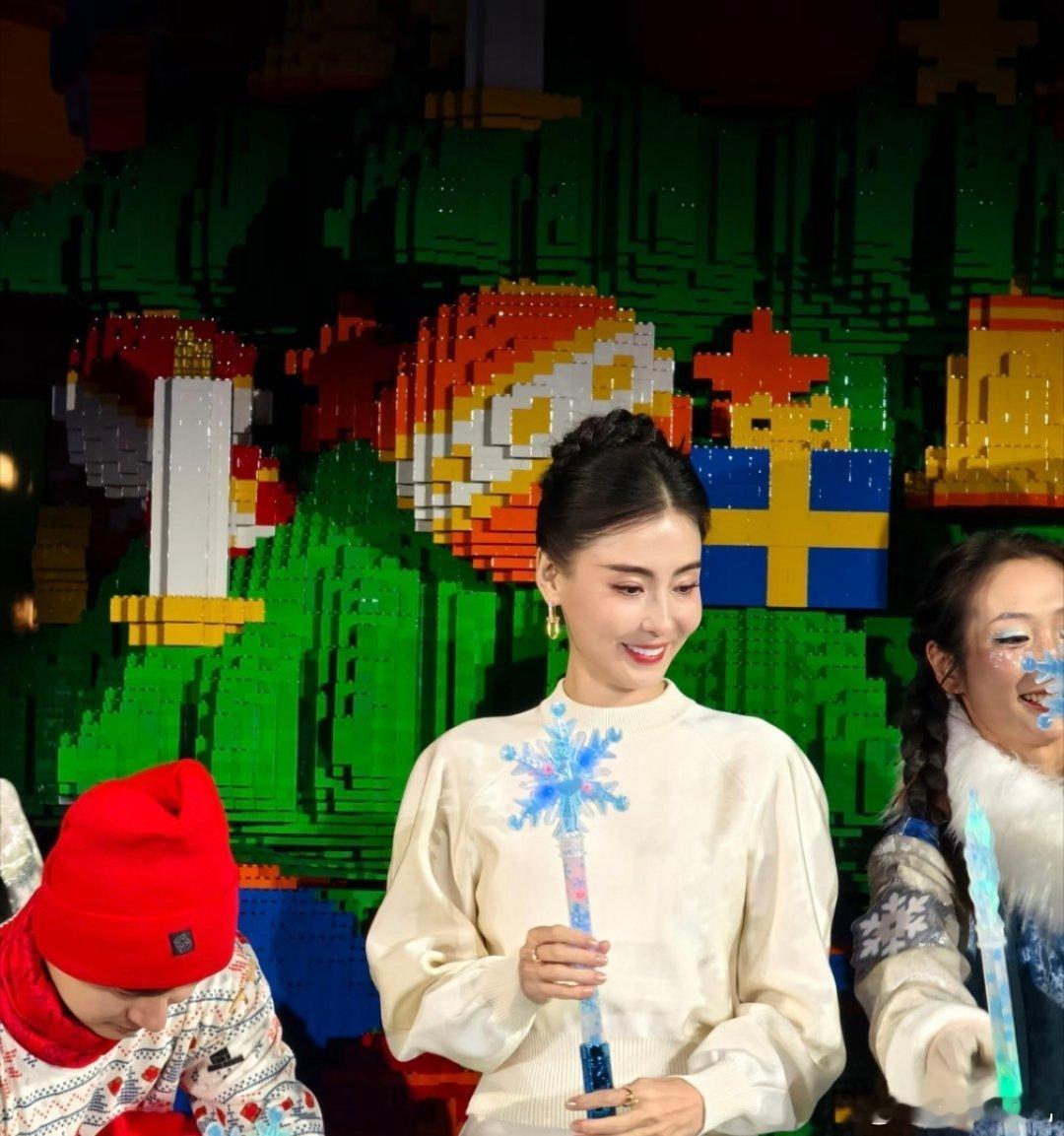 张柏芝因为感冒退出繁花二节目，有人说她是小题大做，其实我能理解她，因为她是香港人