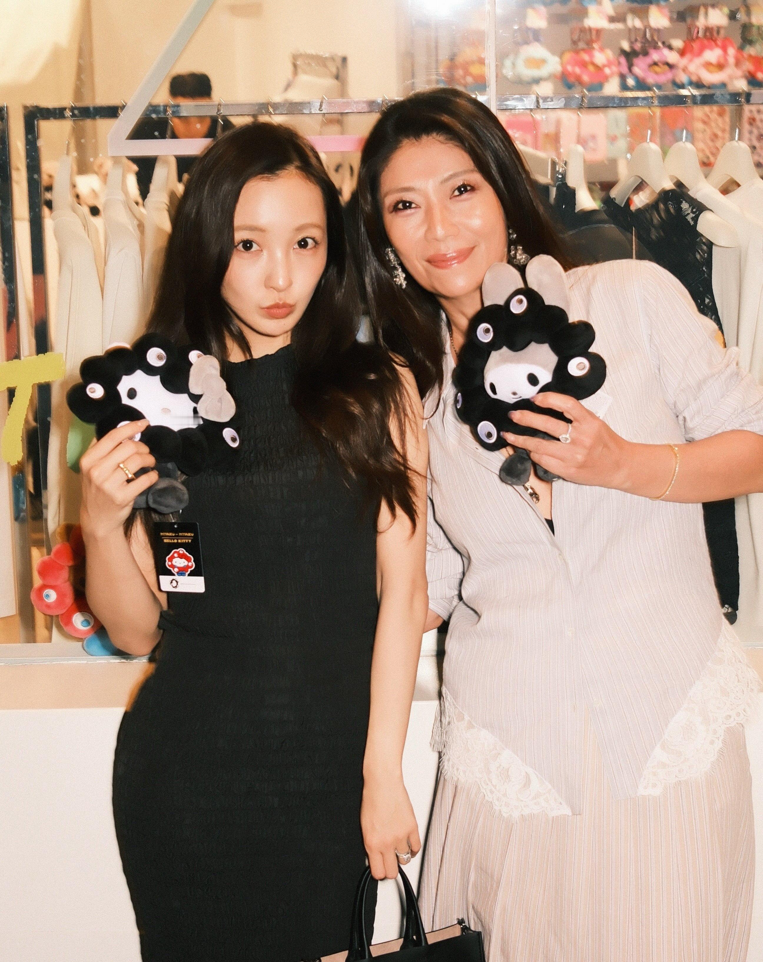板野友美 260822 ins更新I Z A with FRIENDS🌈N°2