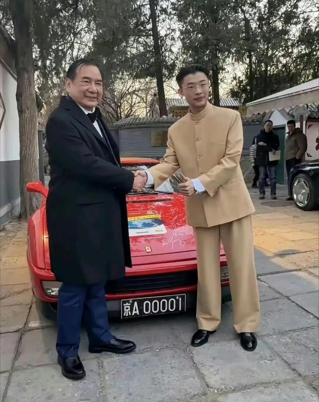 晒图笔记大赛经过多年的打拼，才哥已经成功脱贫。混入了上流社会。您看这一身传统加现