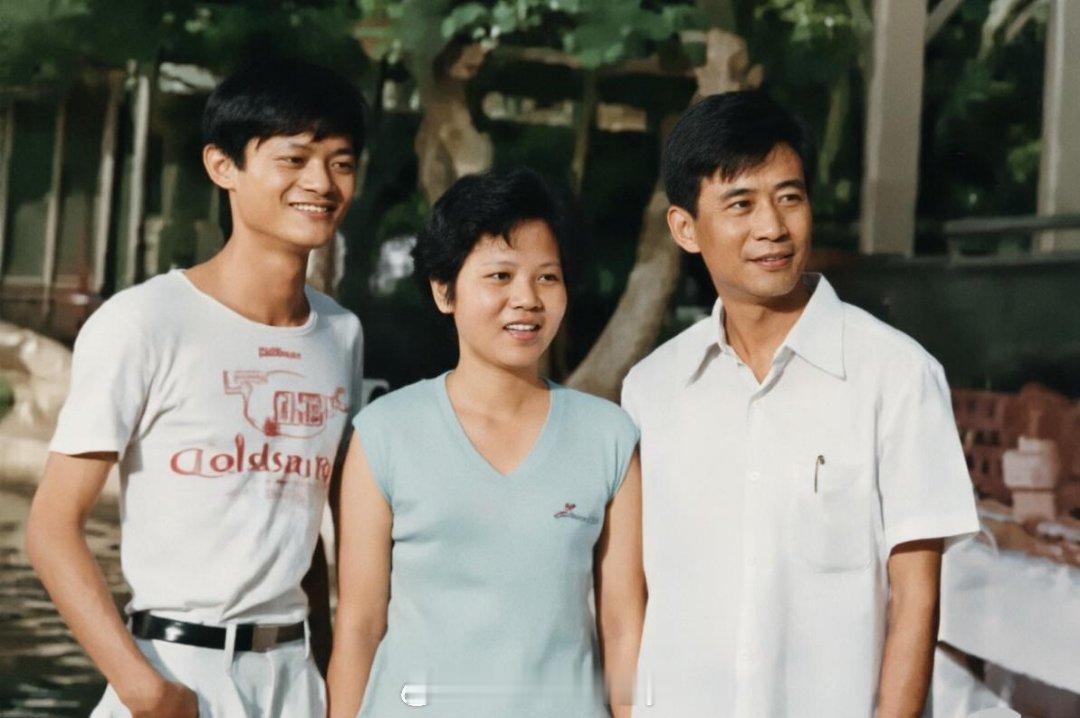 1986年，马云和他父母的合影，时年22岁，真是惊艳了时光！ 