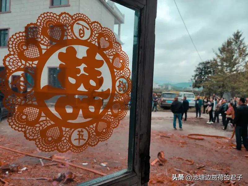 新人被“婚闹”喷泡沫 新娘奋力反击 最近新人被“婚闹”喷泡沫 新娘奋力反击的事儿