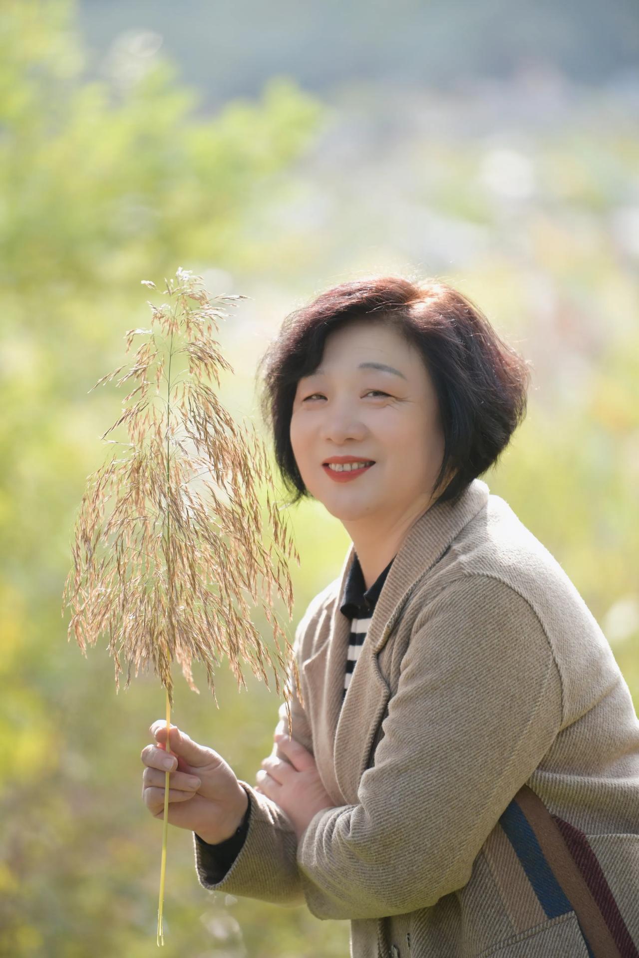 #分享一张你最近随手拍的照片吧# 秋天，美丽的龙湖公园风景！#随手拍的落叶杉# 