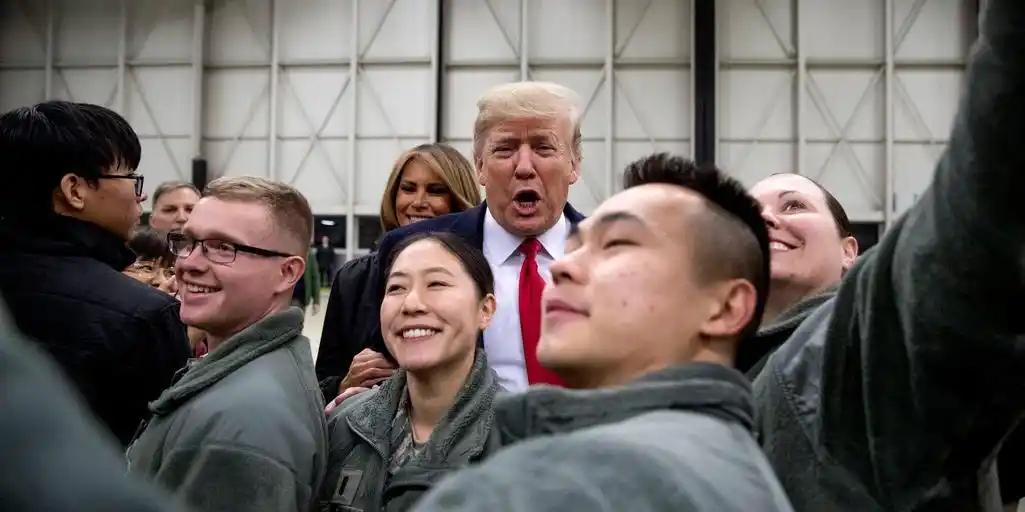 特朗普这次在欧洲踢到了钢板，据报道，他在考虑从德国撤出美军，而德国选择党则表示，