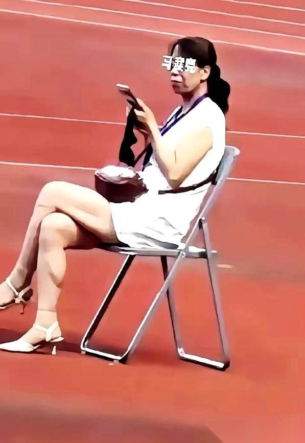 全场几万人，国歌一响，连旁边两三岁流着鼻涕的小孩都本能地站得笔直。
结果一转头，