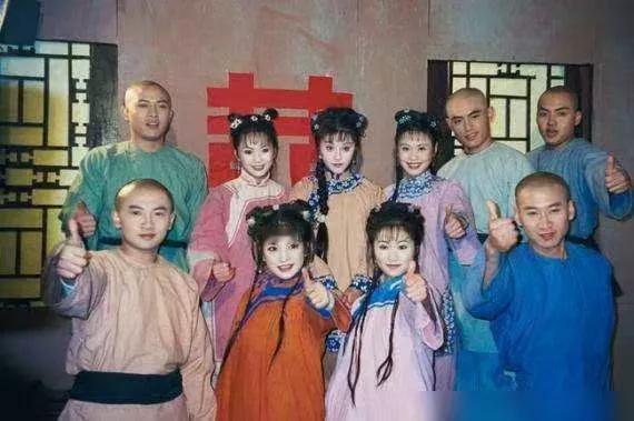 这些照片镌刻着一九九九年的珍贵瞬间，是《还珠格格》第二部演员们温馨相聚的美好定格