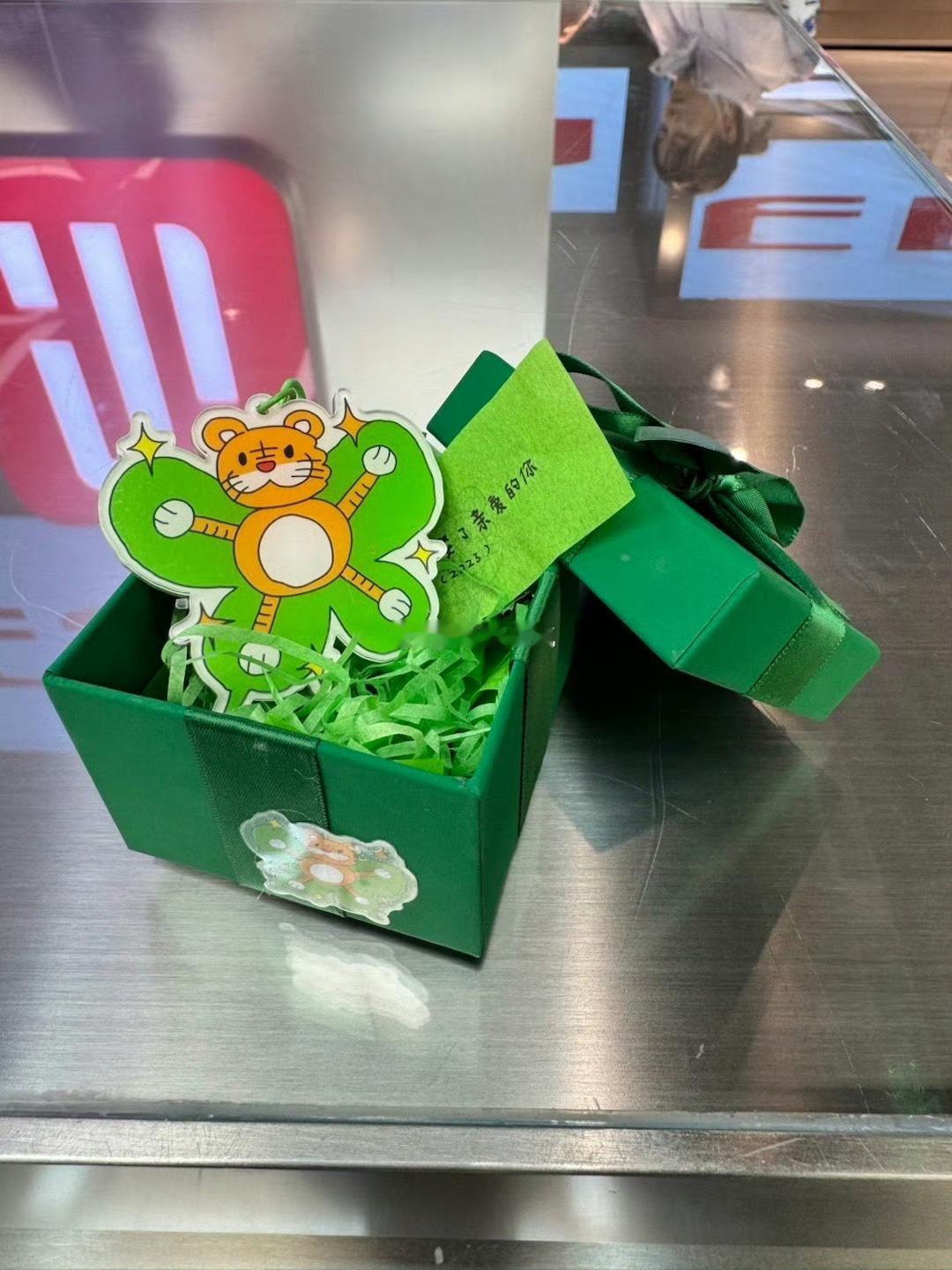 陆虎 一个有才的浪漫疯子陆虎2025跨年太会玩！胶片机盲盒创意直接封神，独特又浪