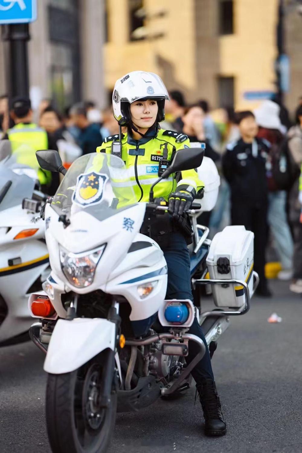 #军恋[超话]#长得好看和帅的都上交给国家了[可爱]你家那位帅吗？[太开心] ​