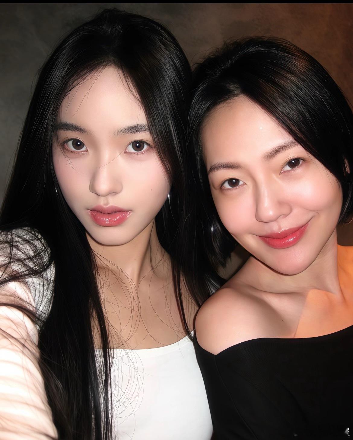 今天小s去二女儿画展了，看状态小s跟Lily都很好捏，美美嘟，Lily笑起来太温