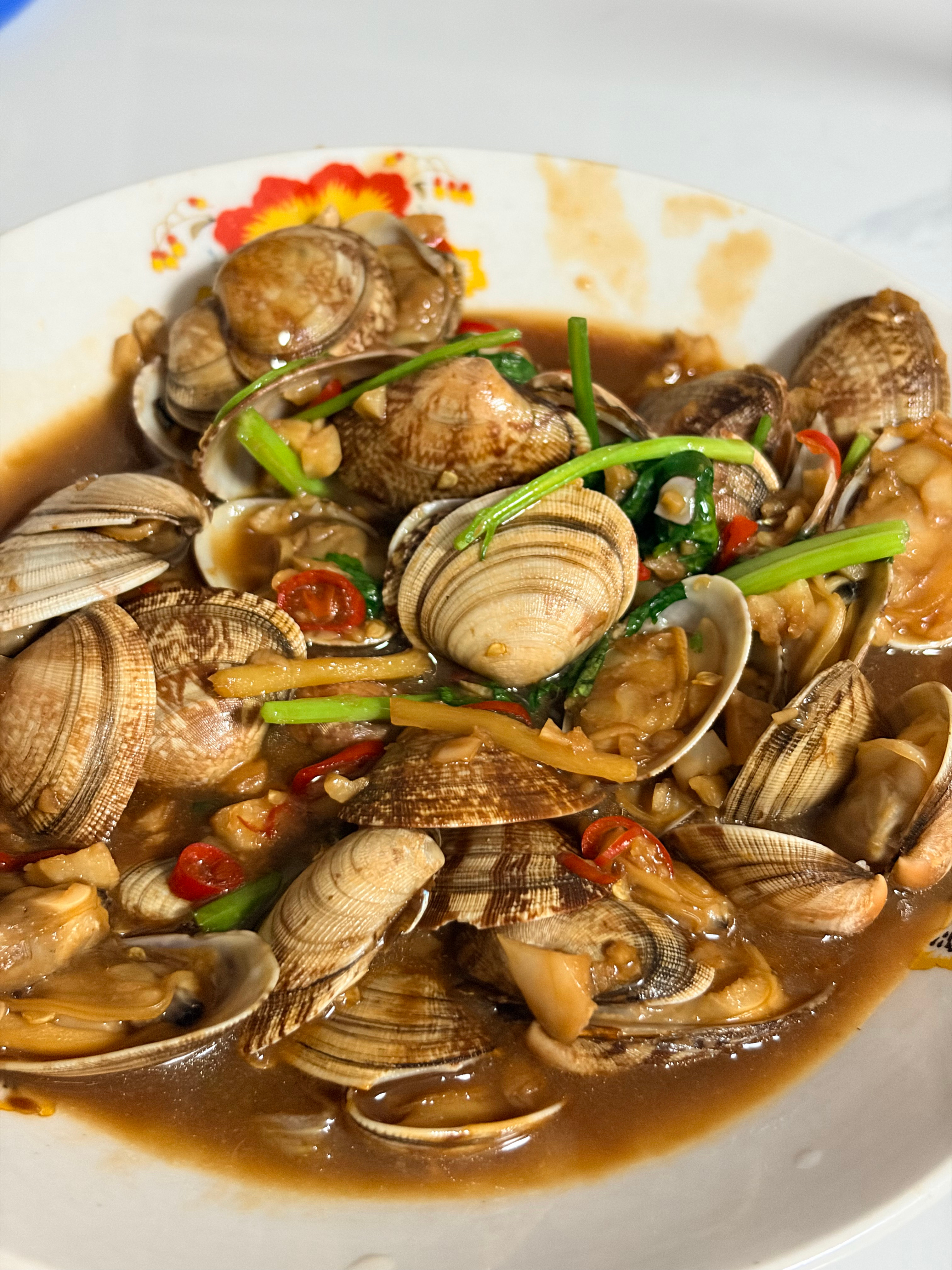 没活的日子里，也要好好吃饭！郭大厨今天的辣炒鸡爪和花蛤一绝！再配合一碗大米饭和冰
