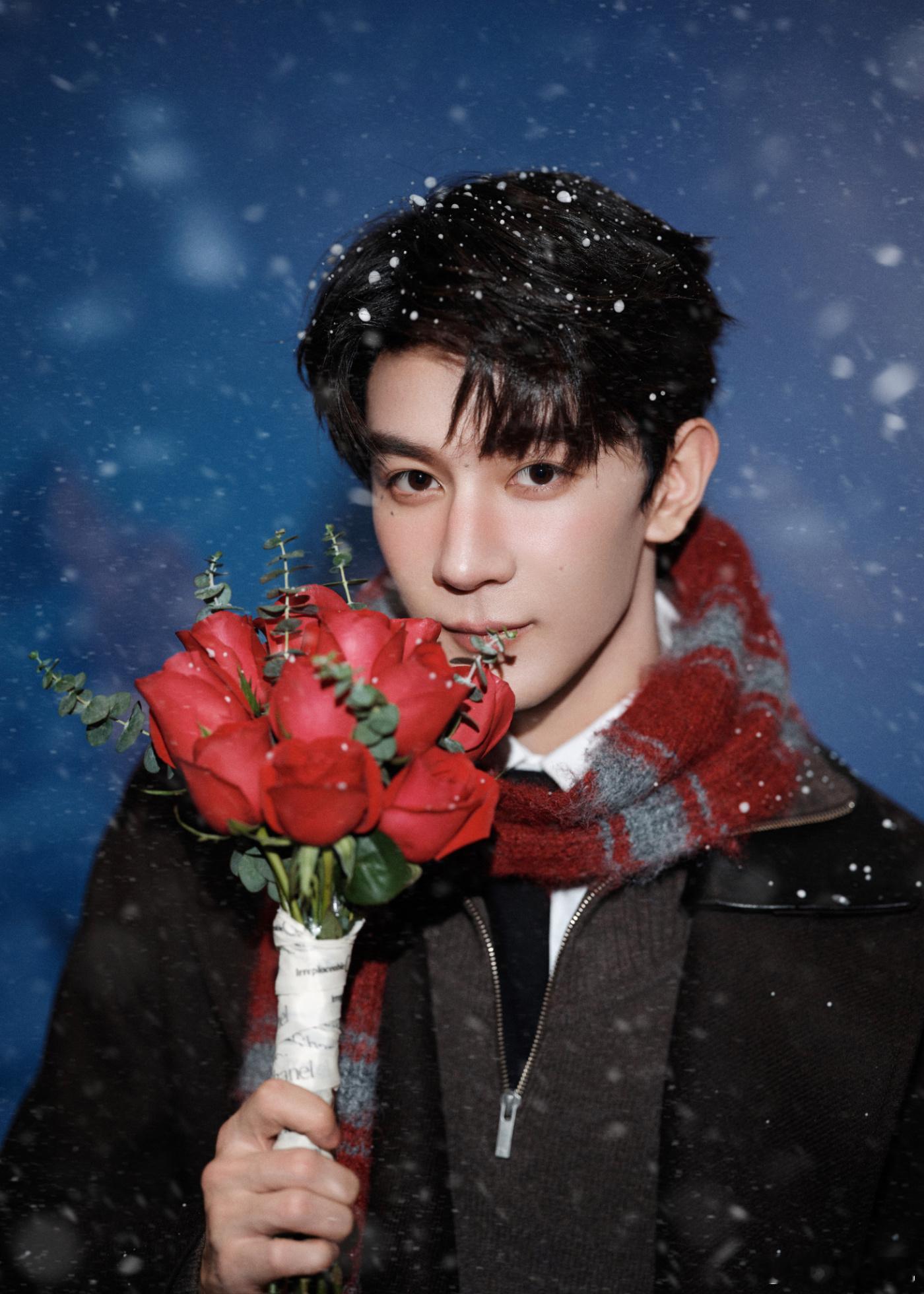 雪落织境，怀抱浪漫暖意。欢娱影视元旦写真今日释出。 