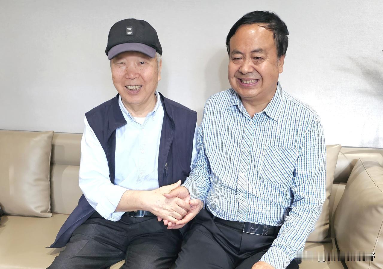两位老友相聚，笑语盈盈，友谊长存！👫😊请问西安羊肉泡馍哪家正宗 私家车换什么