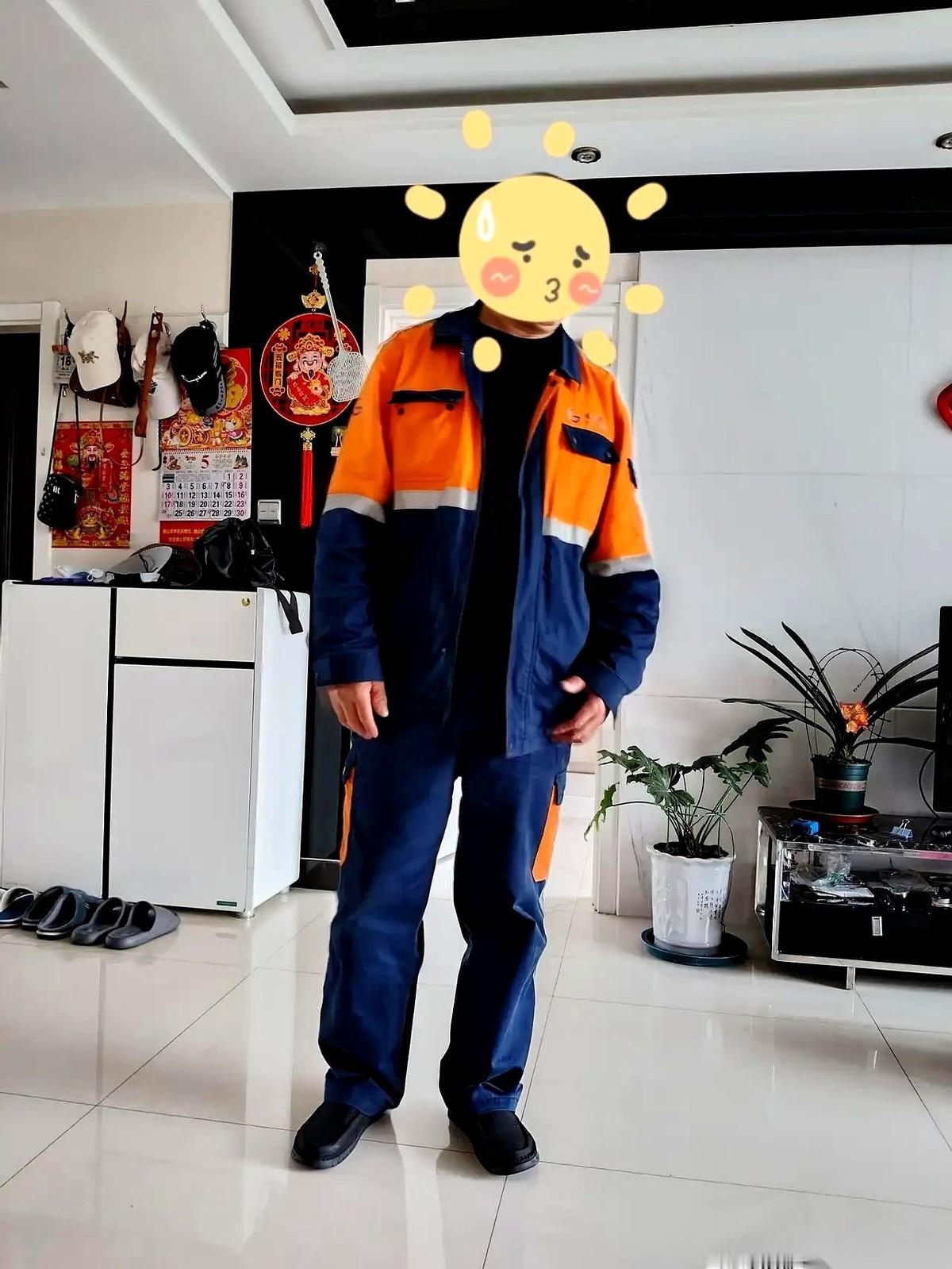 我老公昨天回来了，工服往沙发上一扔，说，“退了。”
我没说话，先抓过他的手，从手