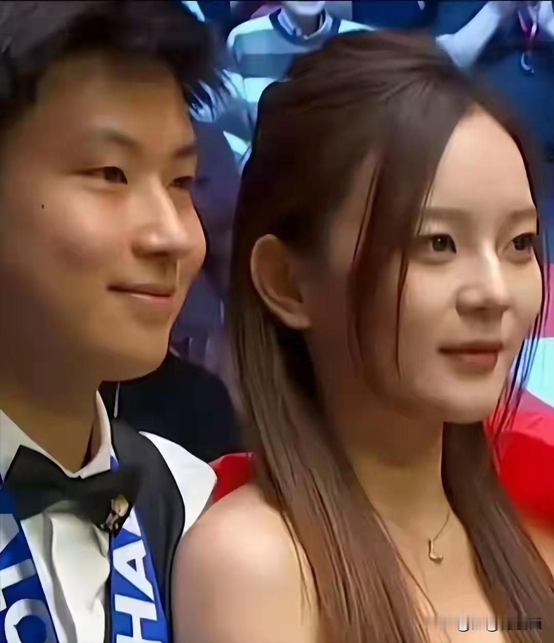 赵心童真是人生赢家，爱情事业双丰收。他的女友真漂亮，在公共场合，两人十指紧扣，十