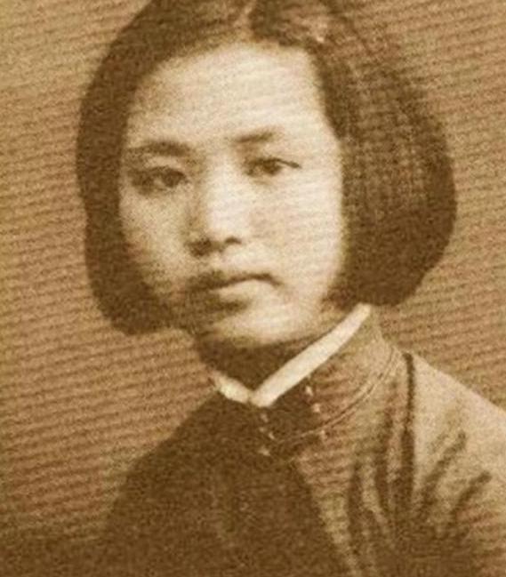 1942年，怀孕的楚青到上海执行任务，期间去投奔父亲詹克明，并在10月生下了一个