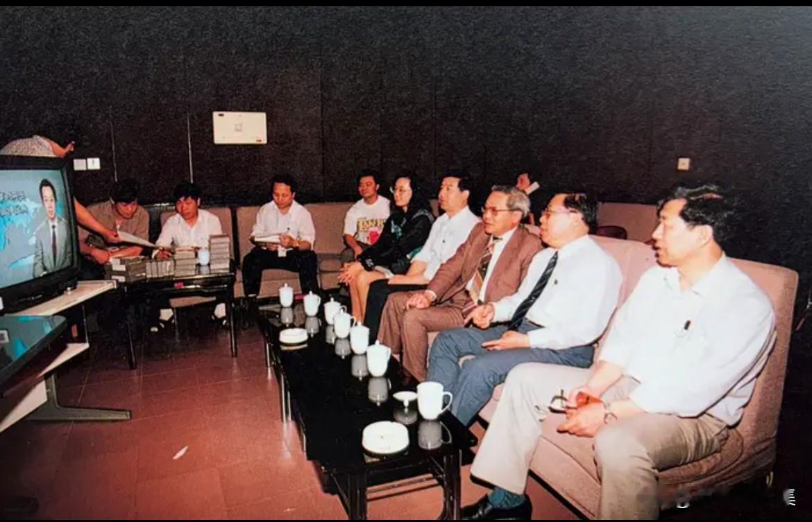 上世纪90年代，广播电影电视部部长艾知生、中央电视台台长杨伟光与新闻中心领导及编