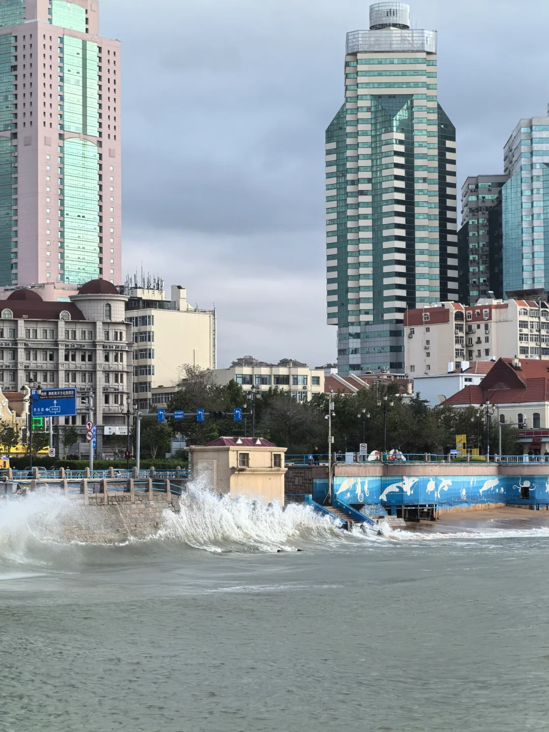 9.21青岛街头实况 无需惧怕这大风