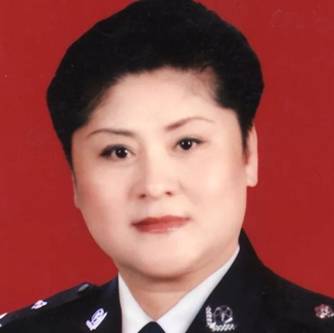 1996年，歹徒全身绑满炸药，手握起爆器，头戴摩托车头盔，劫持了28名孩子和两名