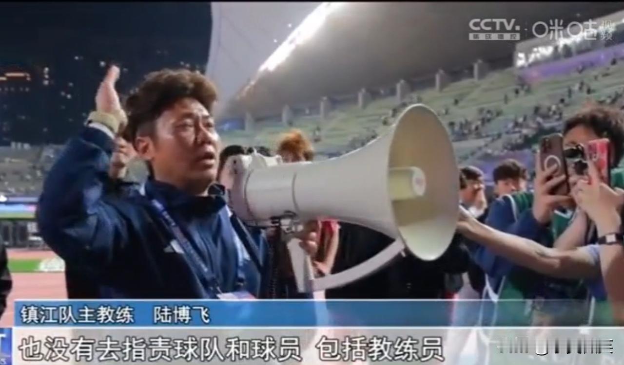 镇江队客场惜败扬州队，未尝一胜，赛后主教练陆博飞在场边安慰球迷。
他说，你们没有