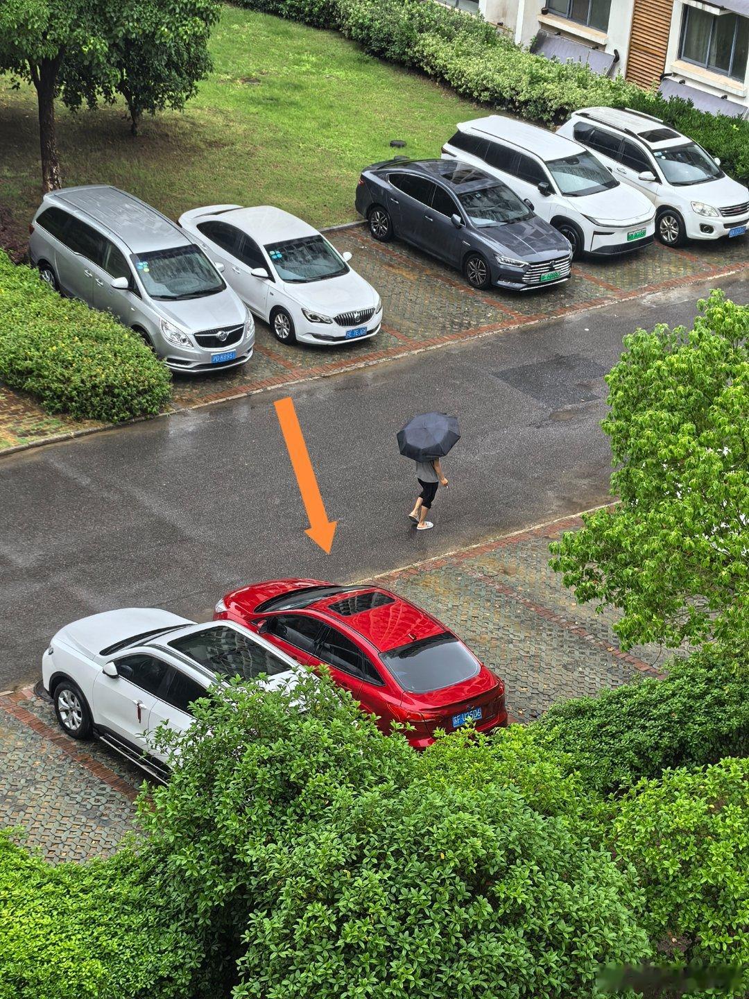 这雨下得昏天暗地的，幸亏昨天把车从地下室开出来了，淋得锃亮