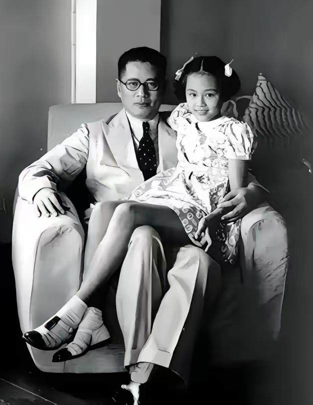 宋子文和他女儿，将近一百年前合影。那么多的钱，被他们这些人带去了美国和台湾，几乎