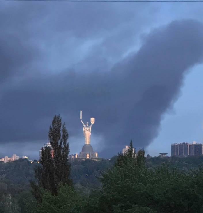 俄对乌克兰全境发动空袭俄罗斯无人机和导弹袭击产生的浓烟，在乌克兰首都基辅上空升腾