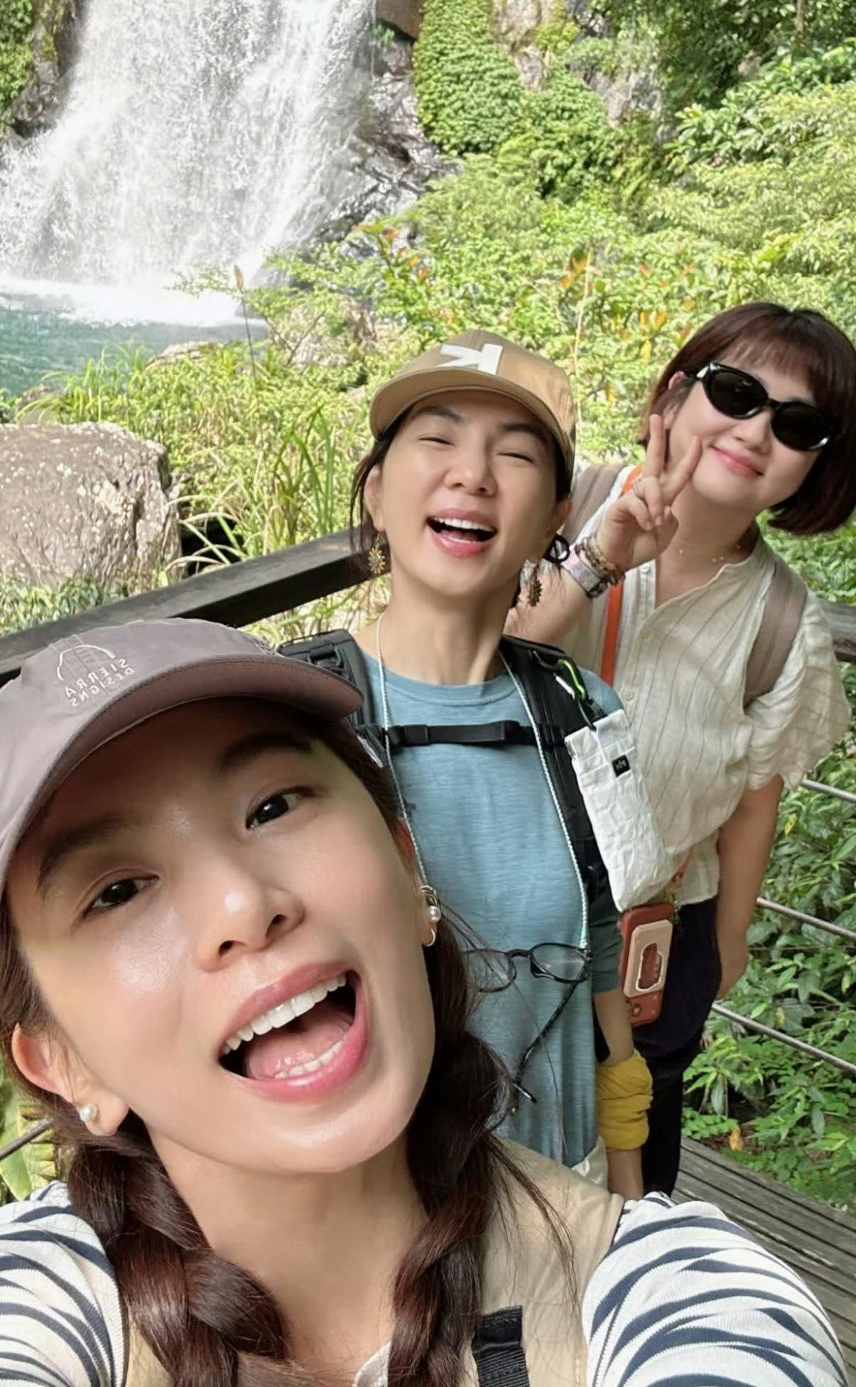 昨日，SHE三人还私下合体去爬山，Hebe在社交媒体上分享了她们在瀑布旁的合影，