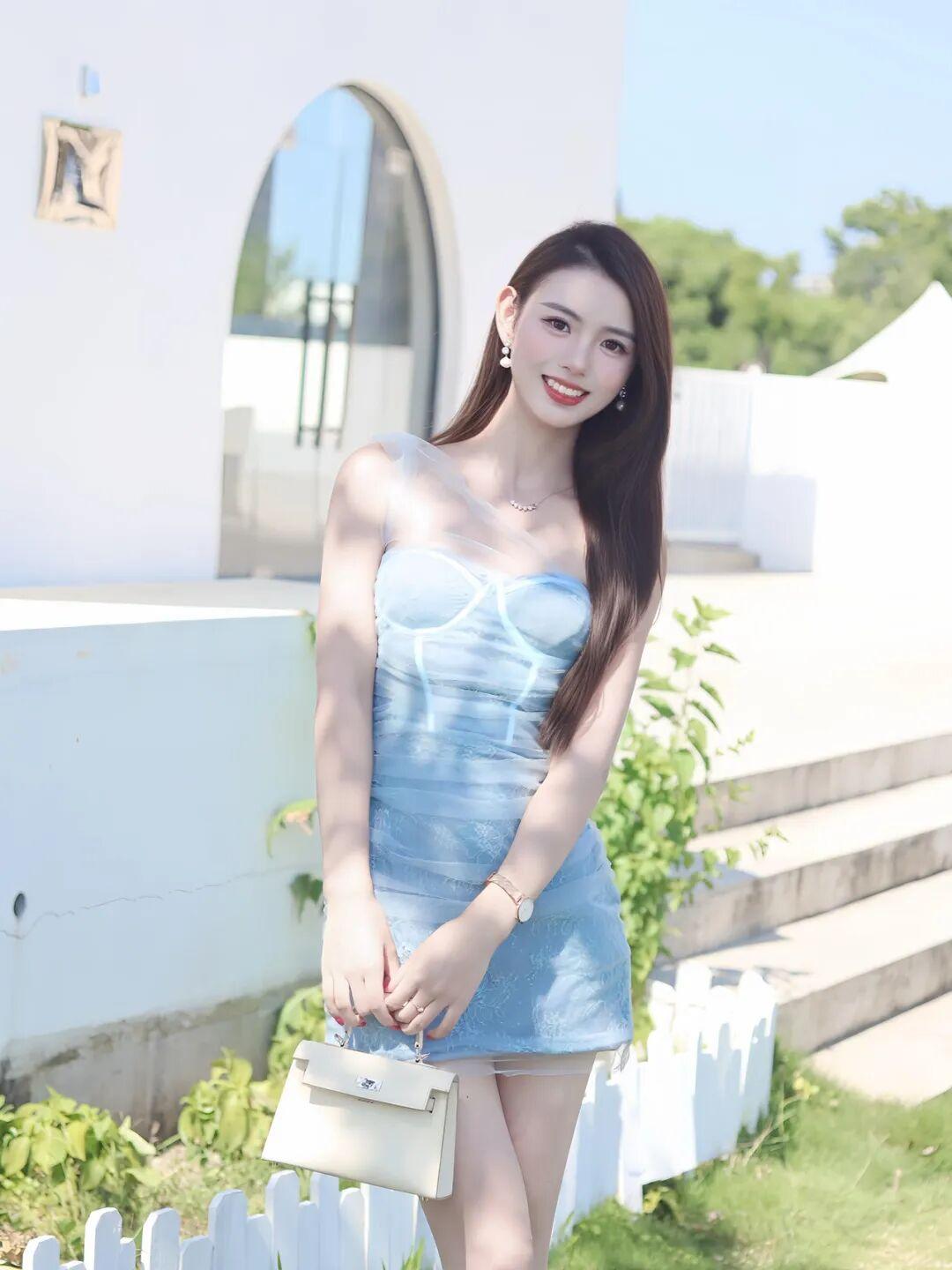 人物造型与穿搭
- 服装设计：浅蓝色连衣裙采用透视薄纱与蕾丝拼接设计，凸显身材曲